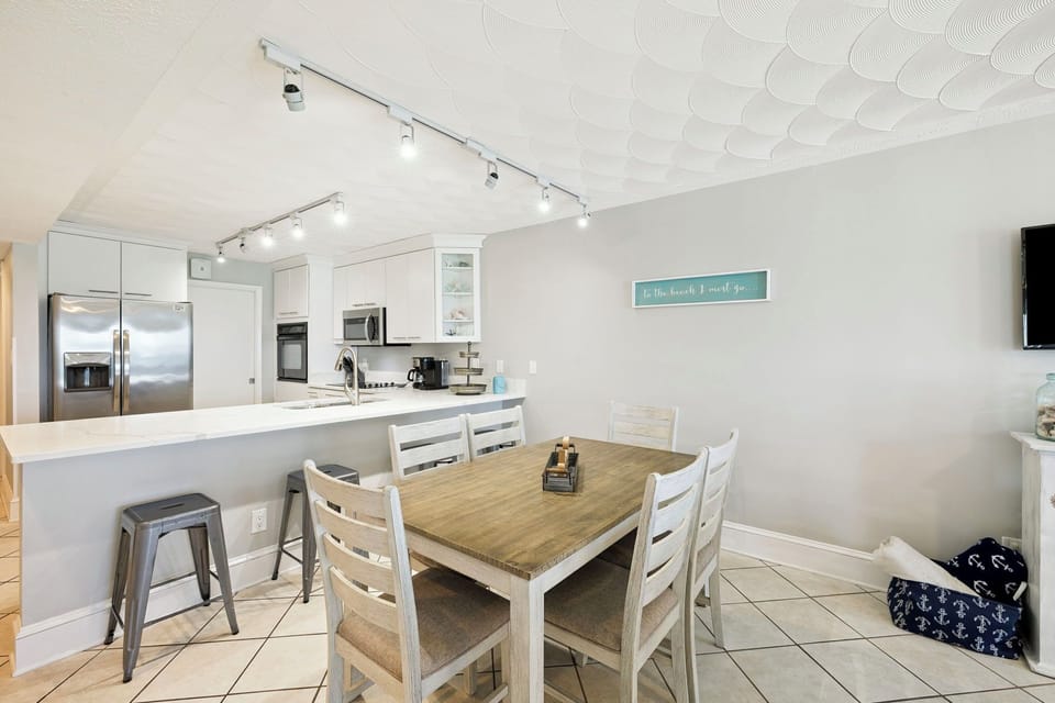 Dining Area with Seating for 6 + Bar Seating for 4
