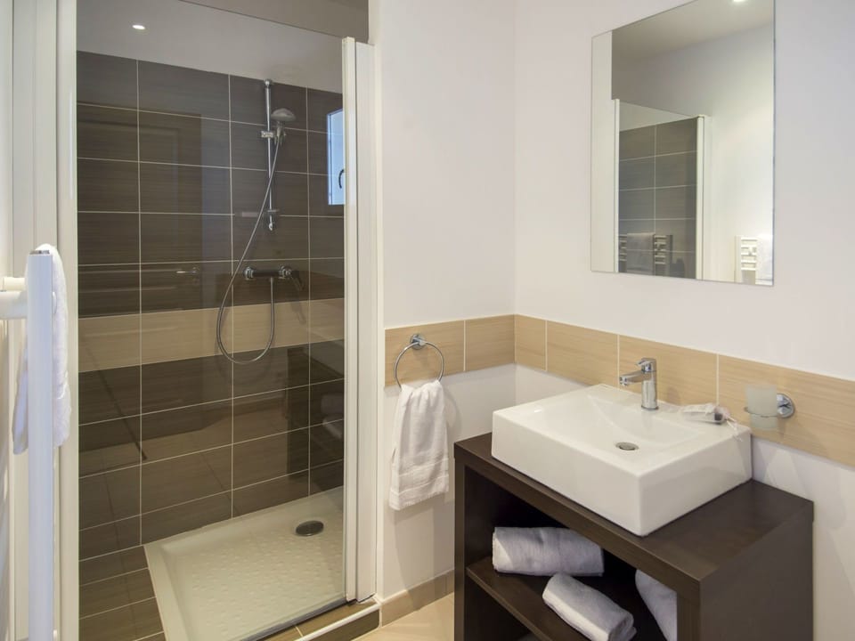Mirror, Sink, Plumbing Fixture, Property, Tap, Bathroom Sink, Bathroom, Shower, Floor