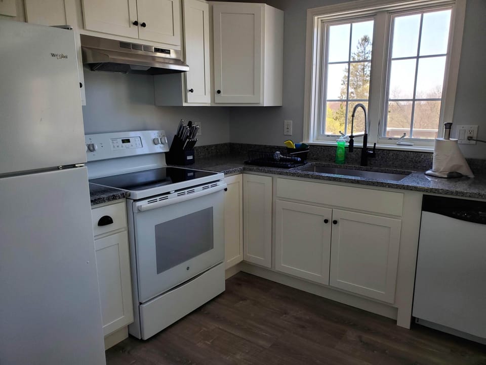 Dishwasher, Microwave and Kuerig Coffee machine.