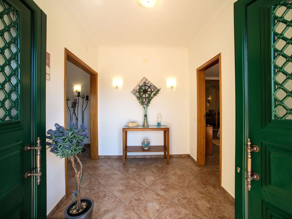 Building, Plant, Wood, Interior Design, Decoration, Flooring, Floor, Hall, Real Estate, Hardwood