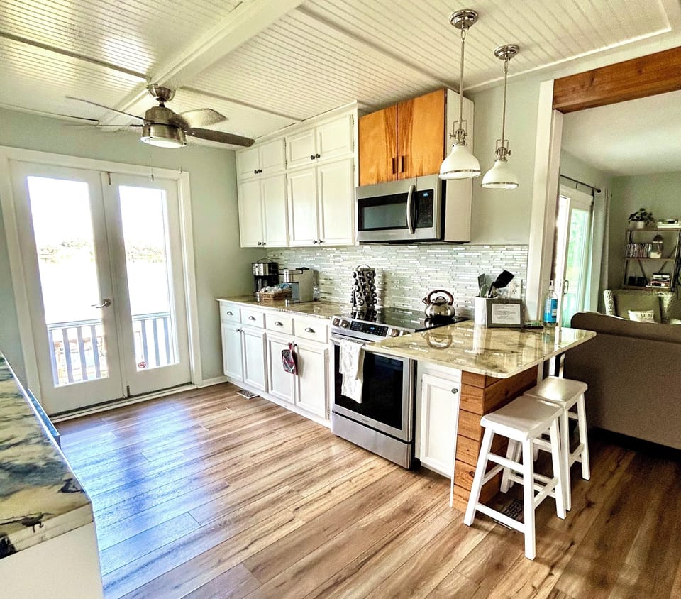 New appliances, fully appointed kitchen: blender, toaster, waffle iron & more