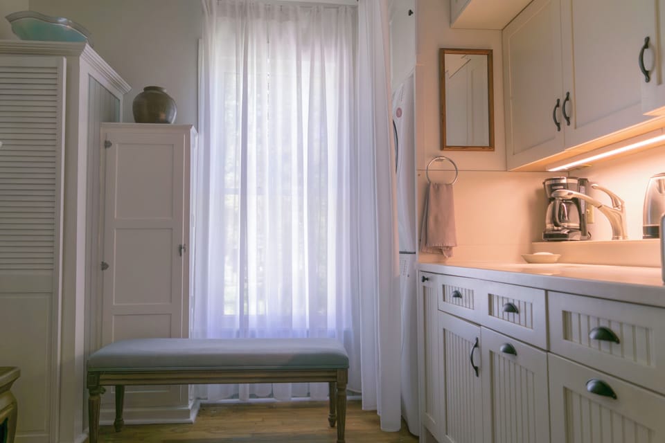 entry and laundry room, scullery