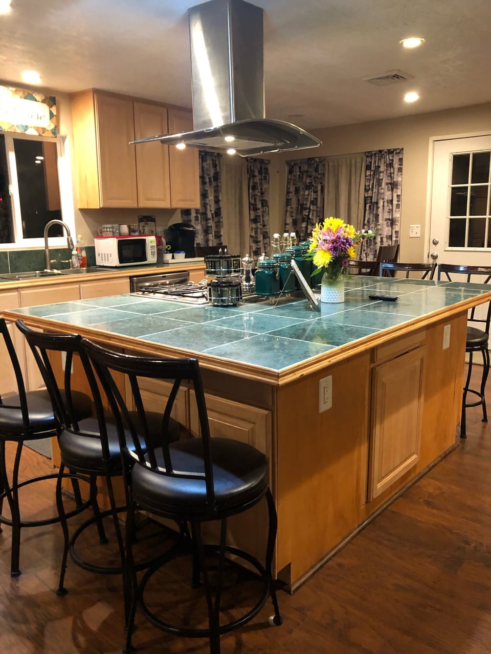 Large island seating for 10