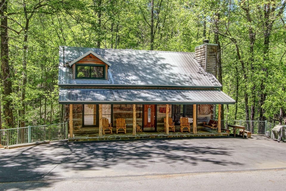 Great location - 5 min to downtown Gatlinburg & Smoky Mtn Nat'l Park entrance.