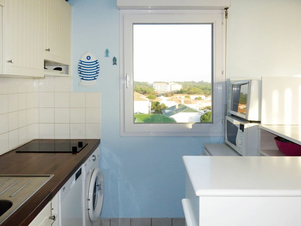 Room, Property, Countertop, Kitchen, Sink, House, Interior Design, Furniture, Cabinetry, Home