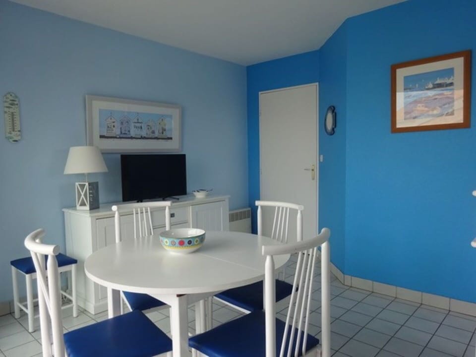 Property, Table, Picture Frame, Furniture, Azure, Chair, Interior Design, Architecture, Wood, Paint