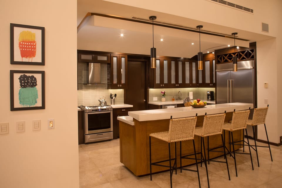 Breakfast bar and kitchen