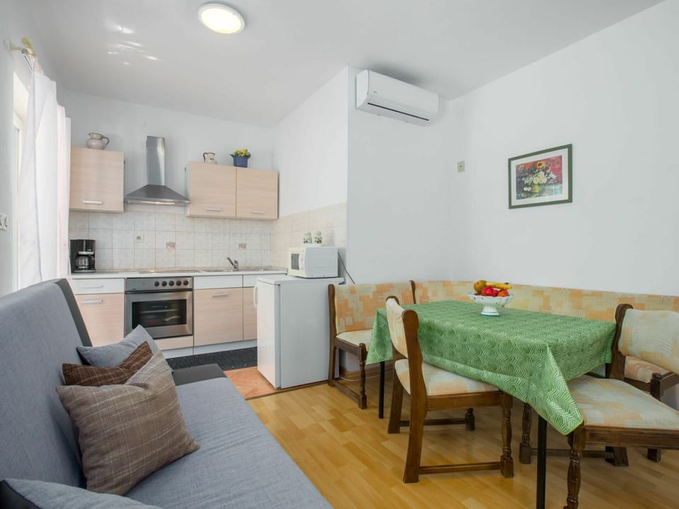 Room, Property, Furniture, Interior Design, Building, Floor, House, Table, Real Estate, Living Room