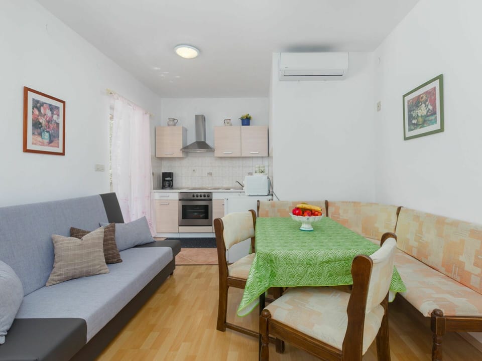 Room, Property, Furniture, Interior Design, Building, Living Room, Table, Real Estate, House, Floor