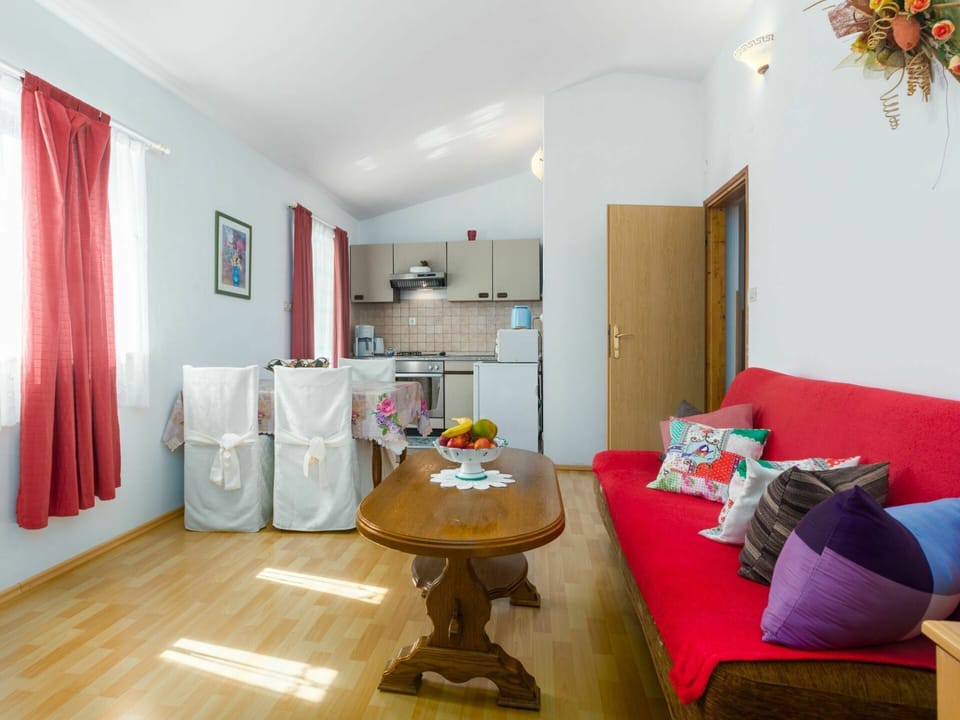 Room, Interior Design, Furniture, Property, Living Room, Floor, Building, Yellow, House, Table