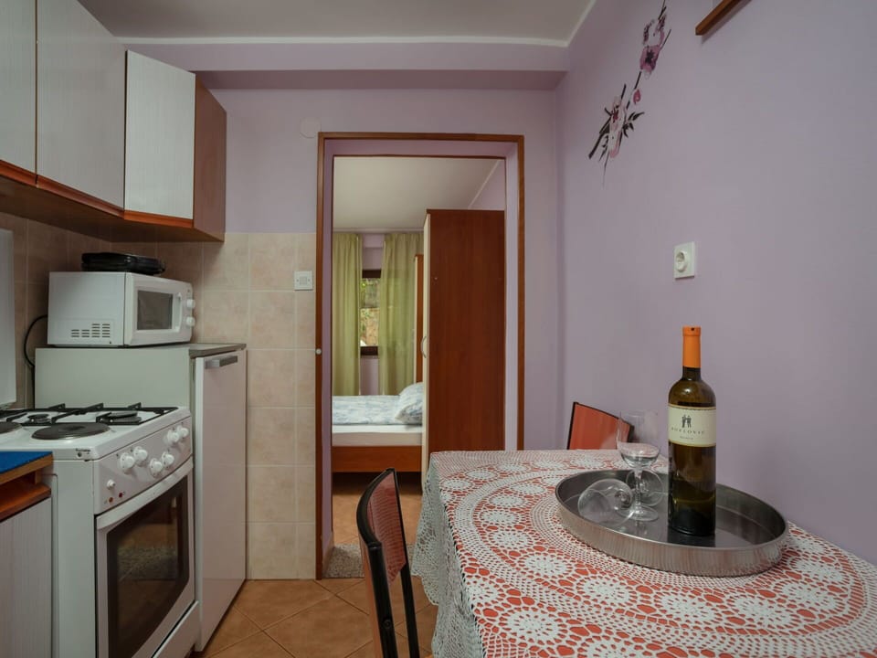 Room, Property, Furniture, Countertop, Building, Floor, Kitchen, Interior Design, House, Tile