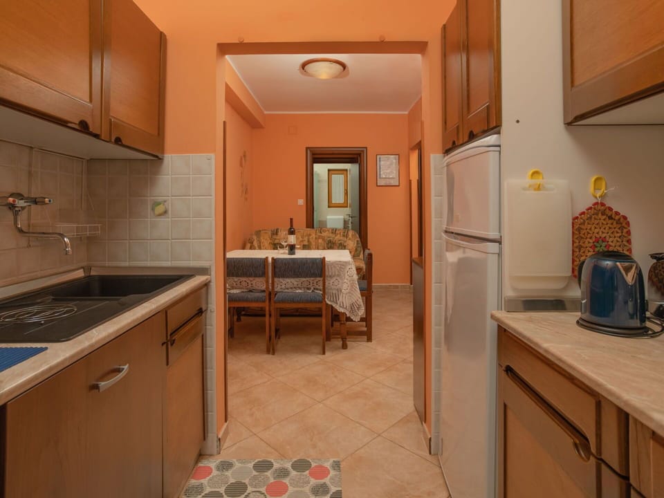 Room, Property, Countertop, Building, Furniture, Kitchen, Floor, House, Cabinetry, Interior Design