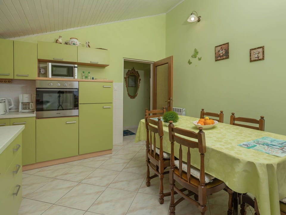 Property, Room, Building, Furniture, House, Floor, Kitchen, Real Estate, Dining Room, Table