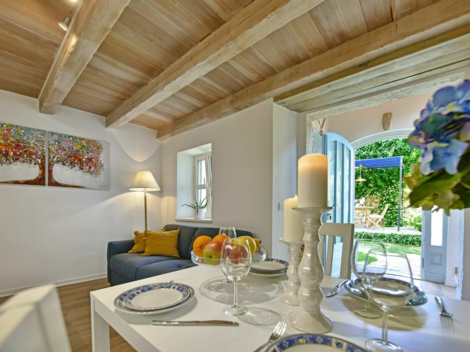 Table, Tableware, Furniture, Property, Building, Dishware, Interior Design, Lighting, Stemware, Chair