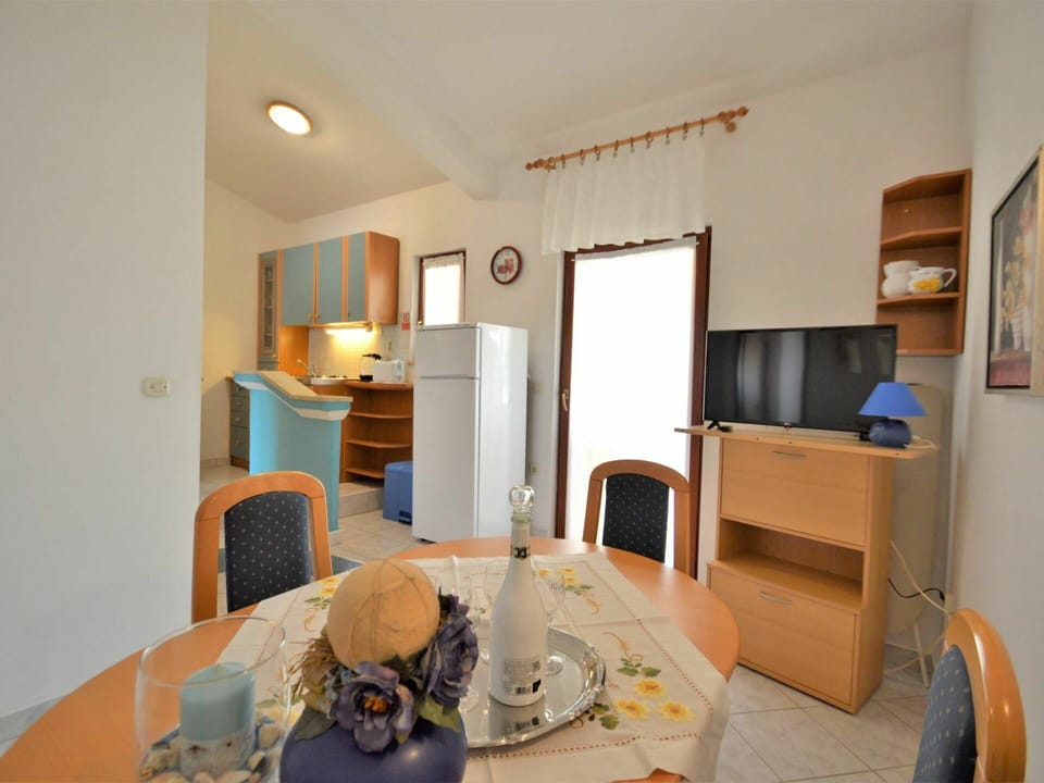 Table, Furniture, Property, Comfort, Building, Interior Design, Floor, Flooring, Wood, Real Estate