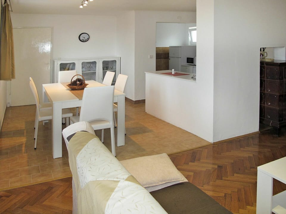 Property, Room, Floor, Interior Design, Furniture, Wood Flooring, Building, House, Living Room, Wall