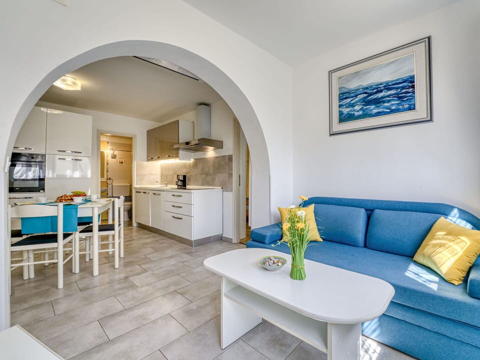 Flooring, Interior Design, Floor, Apartment, Ceiling, Chair, Kitchen & Dining Room Table, Resort, Houseplant, Hotel