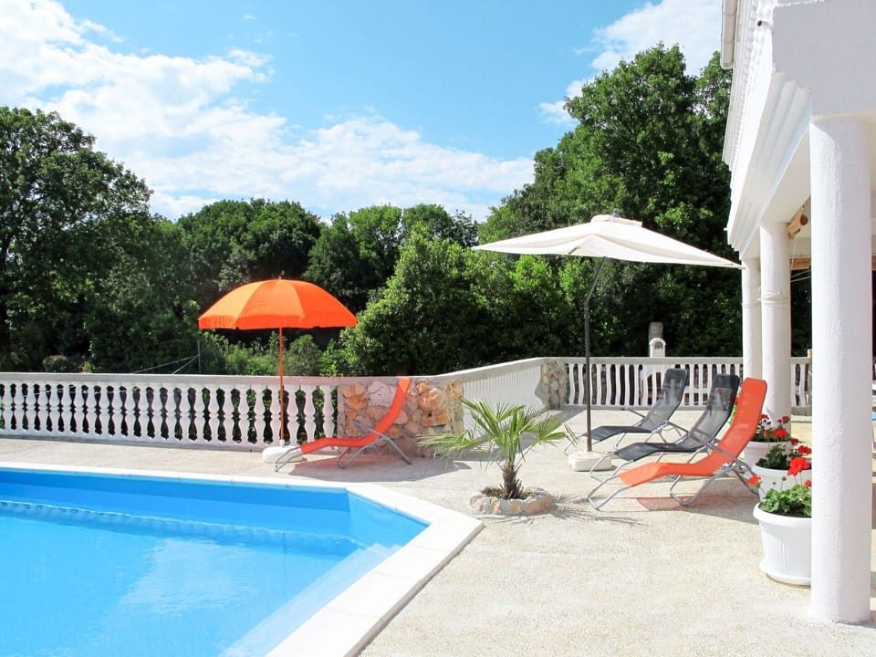 Water, Plant, Cloud, Sky, Property, Swimming Pool, Building, Tree, Shade, Outdoor Furniture