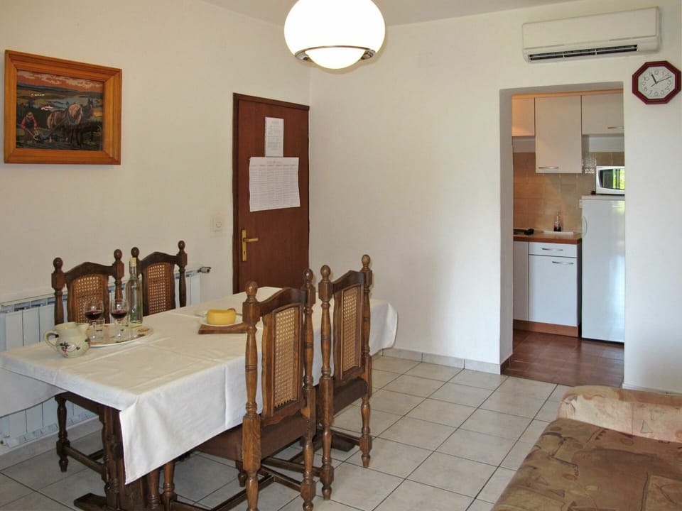 Room, Property, Floor, Building, Furniture, Interior Design, House, Table, Ceiling, Dining Room