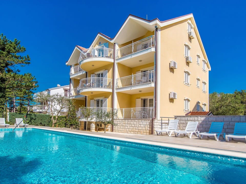 Water, Sky, Building, Property, Blue, Swimming Pool, Azure, Plant, Window, Tree