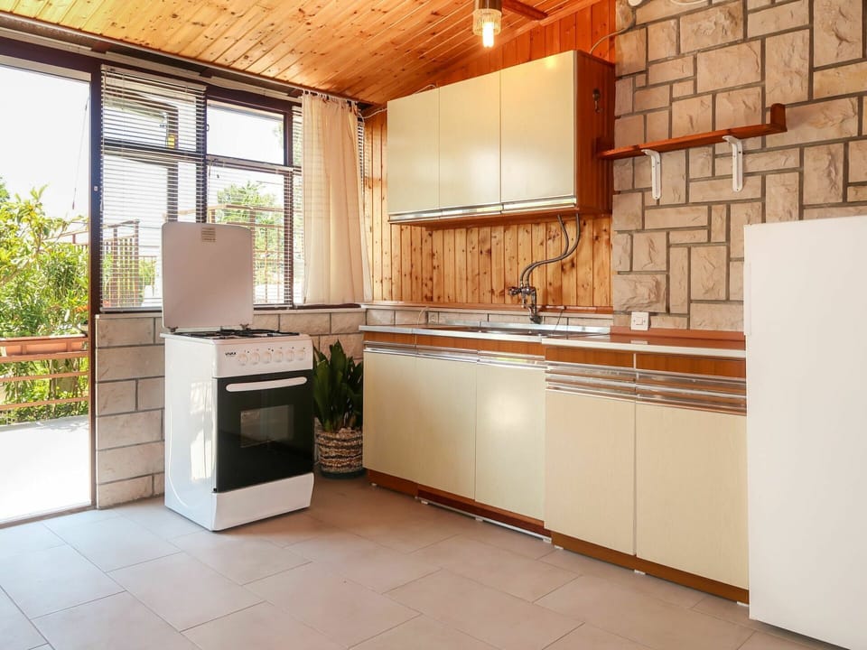 Countertop, Cabinetry, Kitchen Sink, Building, Tap, Kitchen Appliance, Kitchen, Sink, Kitchen Stove, Wood