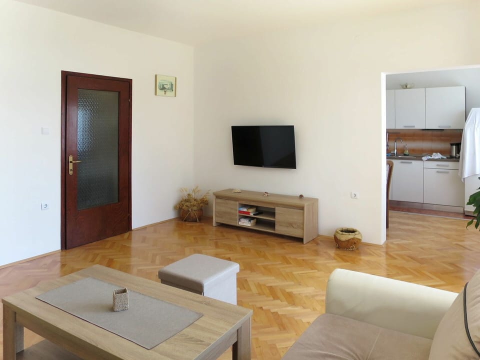 Room, Furniture, Property, Living Room, Interior Design, Floor, Building, House, Table, Coffee Table