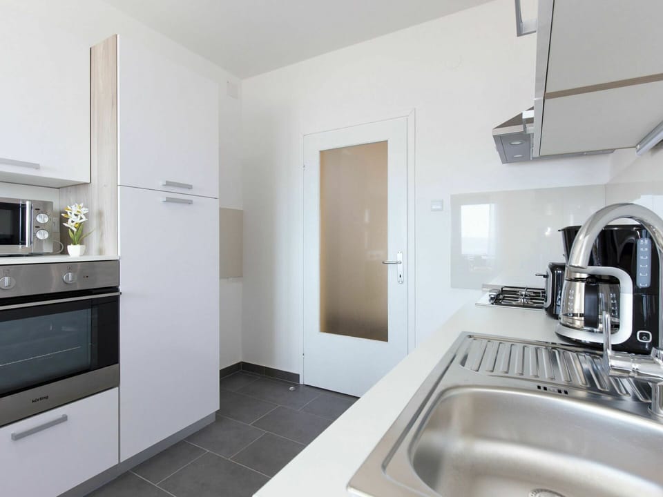 Sink, Property, Building, Tap, Plumbing Fixture, Interior Design, Bathroom, Flooring, Floor