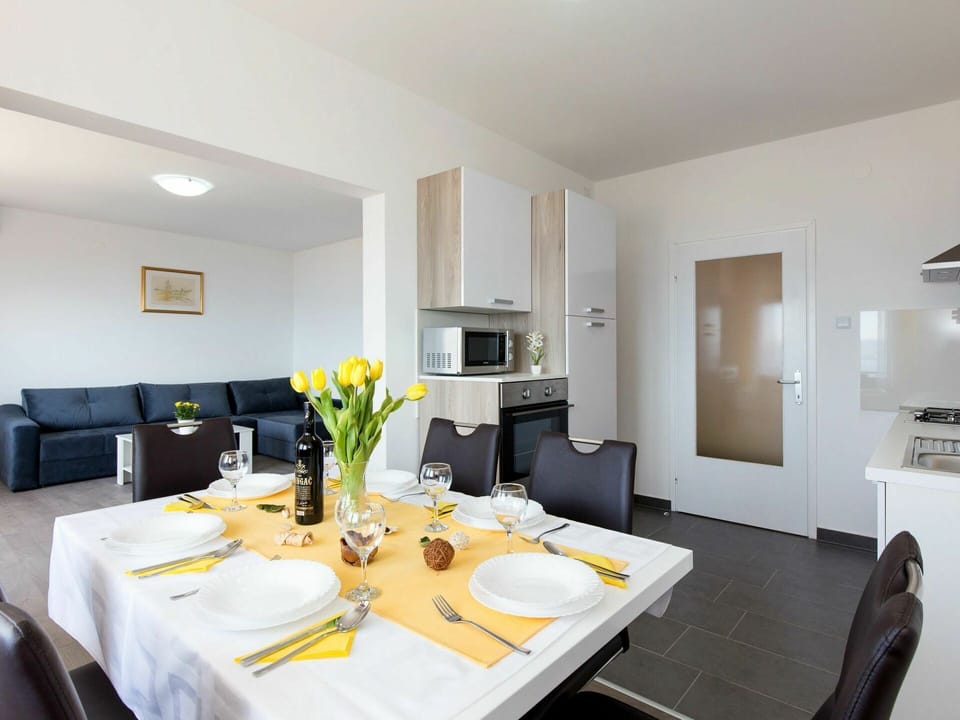 Room, Property, Interior Design, Yellow, Dining Room, Furniture, Building, Table, Ceiling, Real Estate