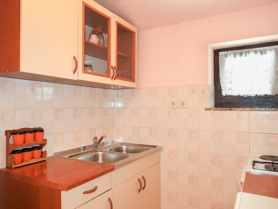 Cabinetry, Kitchen Sink, Tap, Countertop, Sink, Property, Plumbing Fixture, Furniture, Kitchen, Building