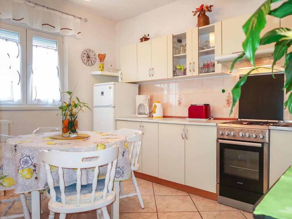 Cabinetry, Furniture, Property, Green, Countertop, Table, Window, Kitchen, Kitchen Stove, Wood