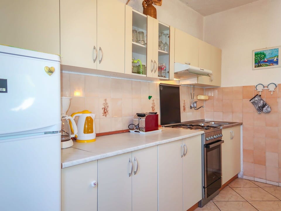 Cabinetry, Kitchen Sink, Property, Sink, Tap, Countertop, Kitchen Appliance, Kitchen Stove, Kitchen, Lighting