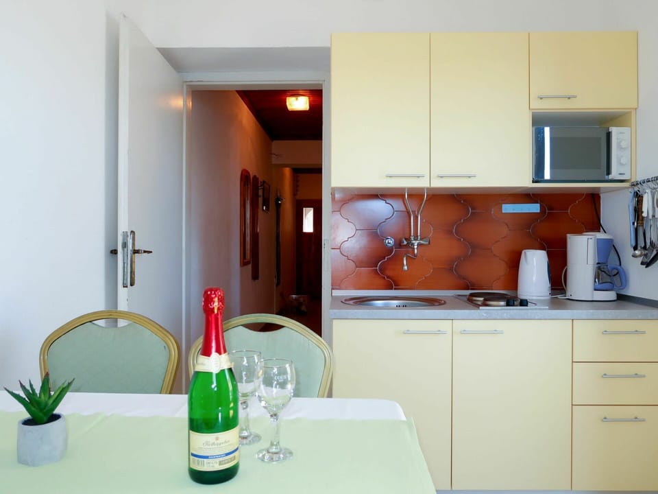 Room, Property, Kitchen, Furniture, Countertop, Cabinetry, Interior Design, Glass, Home, Building