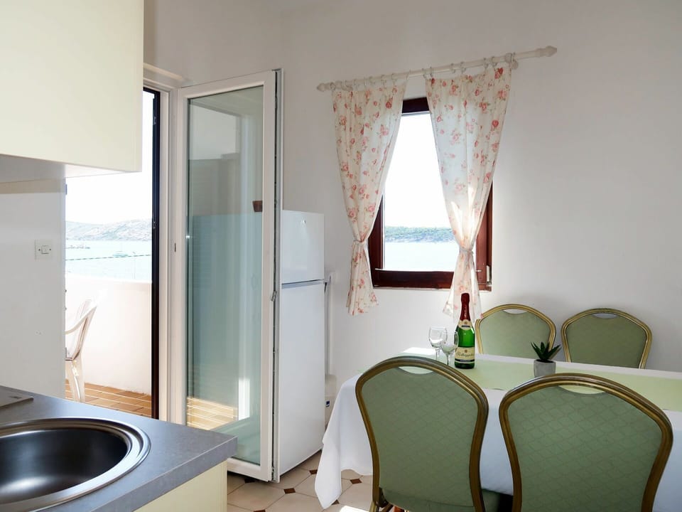 Room, Property, Green, Bathroom, Interior Design, House, Wall, Building, Floor, Furniture