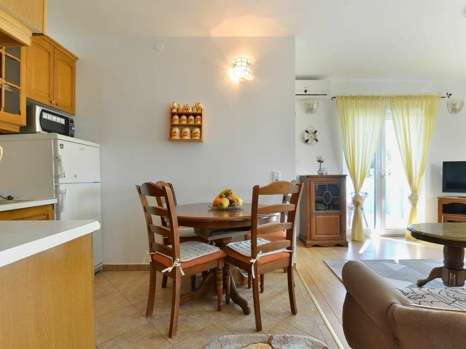 Table, Furniture, Property, Chair, Wood, Interior Design, Living Room, Television, Flooring, Floor