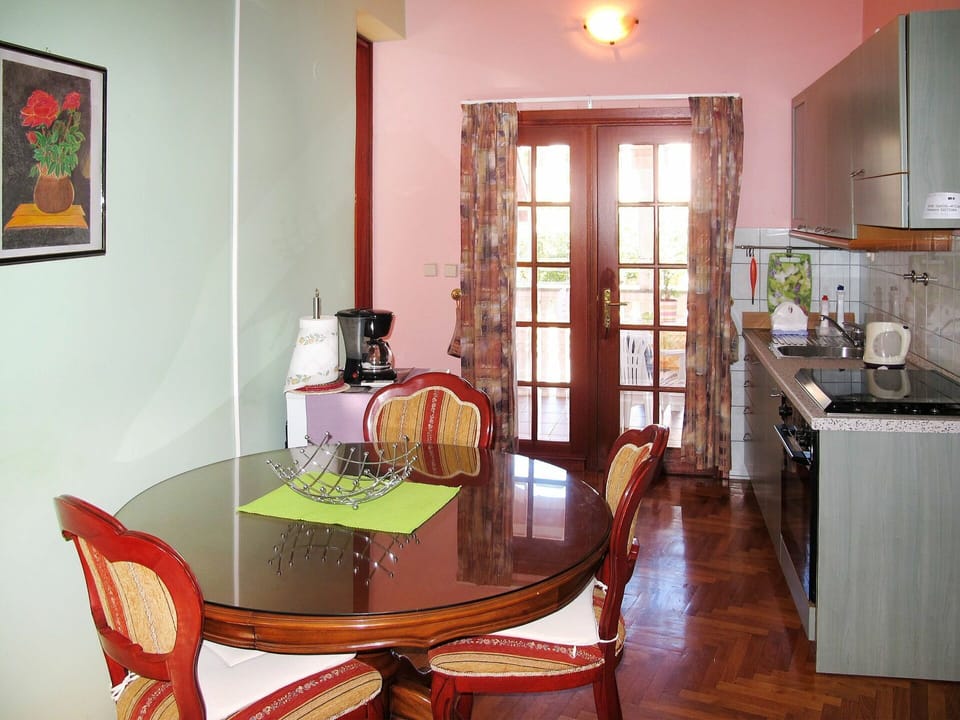 Room, Furniture, Property, Dining Room, Interior Design, Table, Building, House, Floor, Real Estate