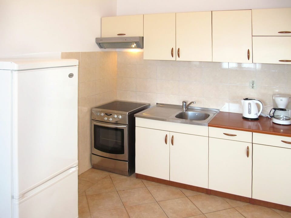 Property, Room, Kitchen, Cabinetry, Major Appliance, Furniture, Countertop, Home Appliance, Kitchen Stove, Floor