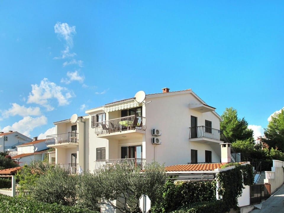 Property, House, Building, Residential Area, Home, Real Estate, Sky, Architecture, Apartment, Neighbourhood