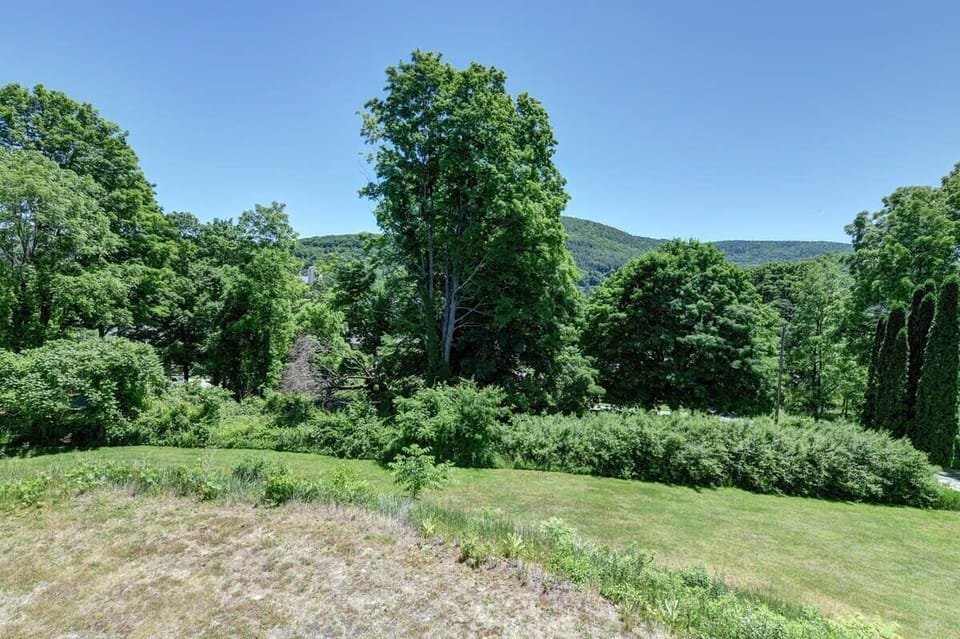 Walk to hiking trails and lakes from the house or take a quick 5-10 minute drive to many more hiking trails in the mountains and lakes.