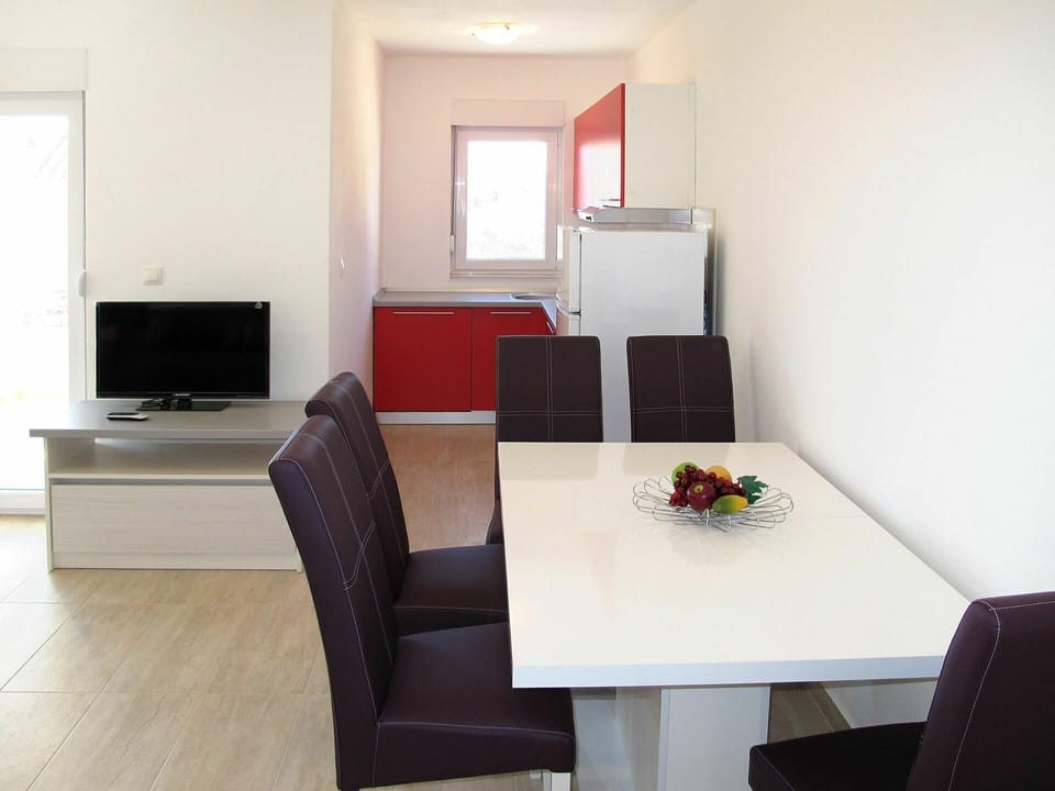 Room, Furniture, Property, Interior Design, Building, Table, House, Floor, Living Room, Suite