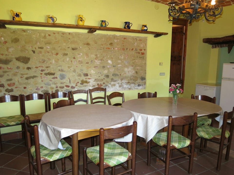 Table, Furniture, Plant, Property, Chair, Interior Design, Floor, Wall, Decoration, Flooring