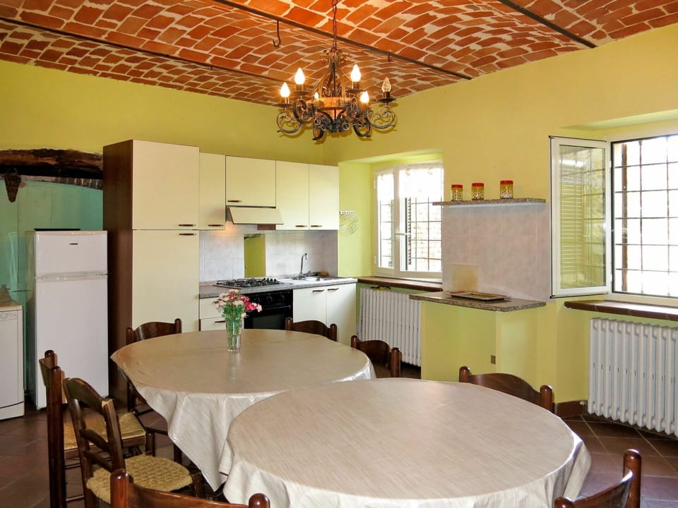 Room, Building, Ceiling, Property, Interior Design, Furniture, Dining Room, Table, House, Architecture