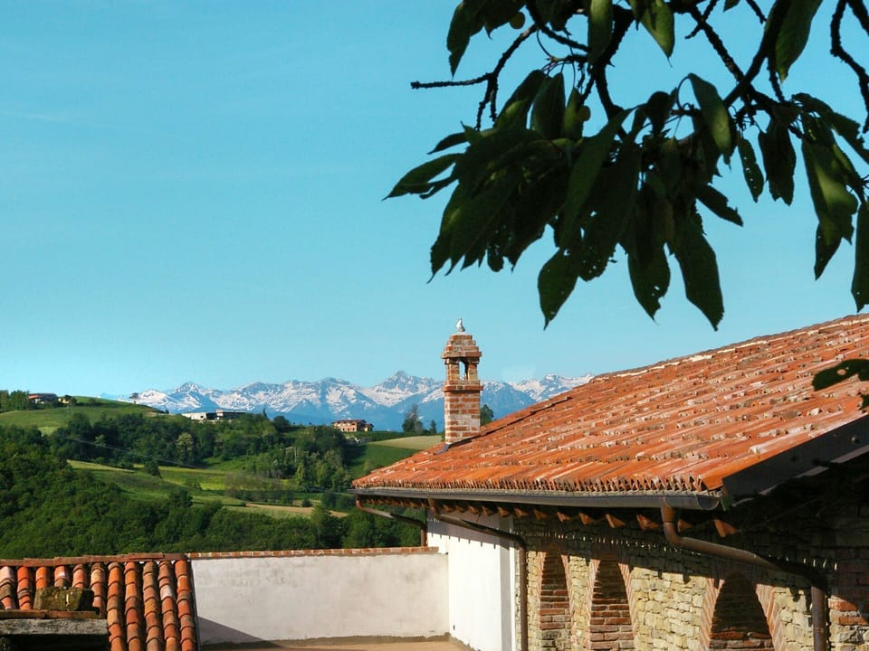 Roof, Sky, Tree, Wall, House, Building, Rural Area, Architecture, Vacation, Plant