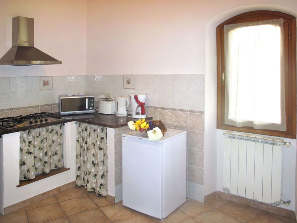 Countertop, Room, Property, Kitchen, Furniture, Cabinetry, Tile, Floor, Interior Design, Kitchen Stove