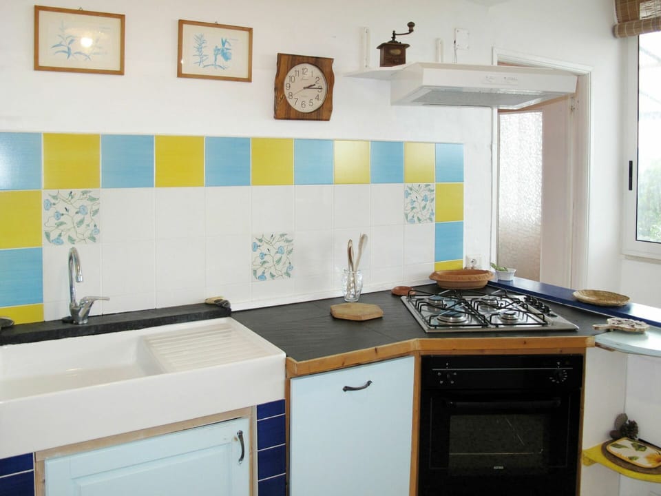 Cabinetry, Kitchen Sink, Property, Sink, Countertop, Window, Tap, Kitchen, Azure, Kitchen Stove