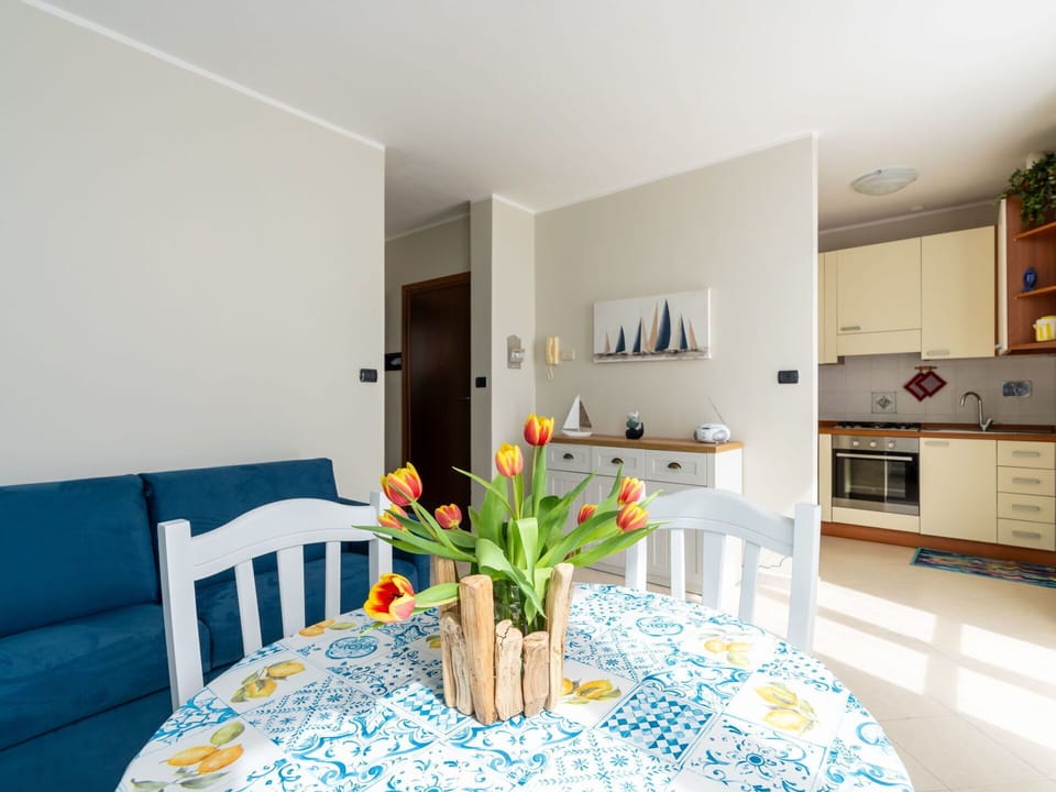 Flower, Cabinetry, Plant, Flowerpot, Countertop, Houseplant, Vase, Table, Building, Orange