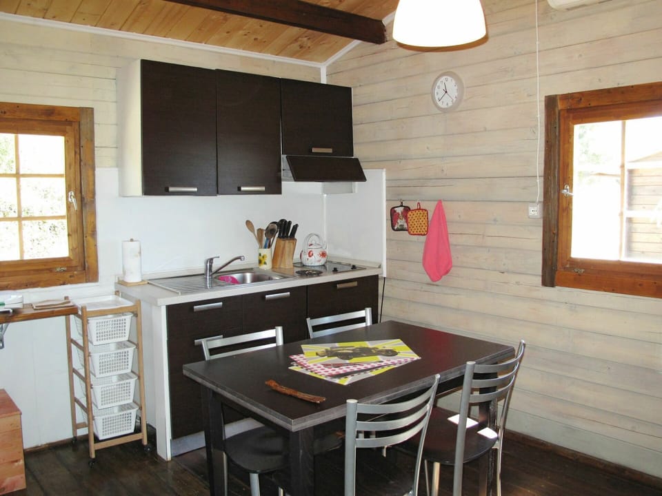 Window, Property, Cabinetry, Table, Building, Wood, Kitchen, Interior Design, Flooring, House