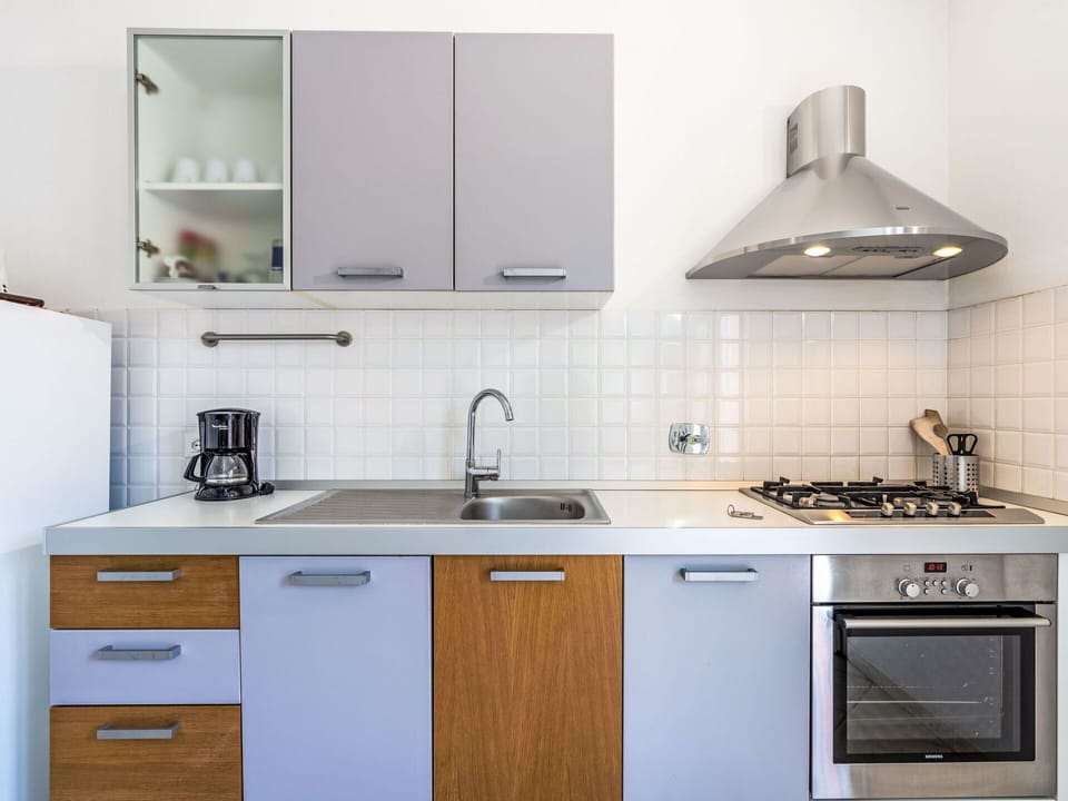 Brown, Tap, Cabinetry, Sink, Kitchen Sink, Countertop, Property, Furniture, Black, Plumbing Fixture