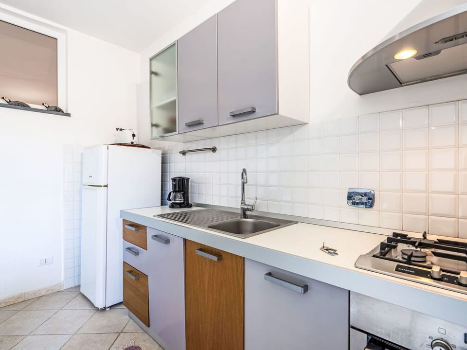 Cabinetry, Kitchen Sink, Countertop, Tap, Property, Sink, Building, Kitchen Stove, Kitchen, Kitchen Appliance