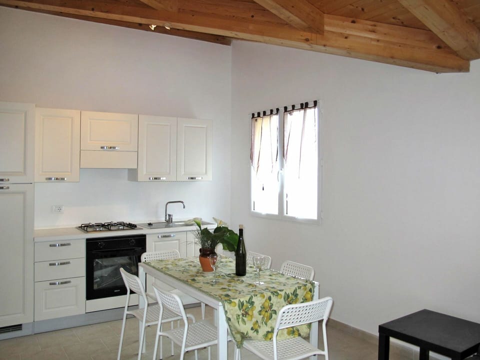 Room, Furniture, Property, Kitchen, Building, Ceiling, Interior Design, Countertop, House, Floor