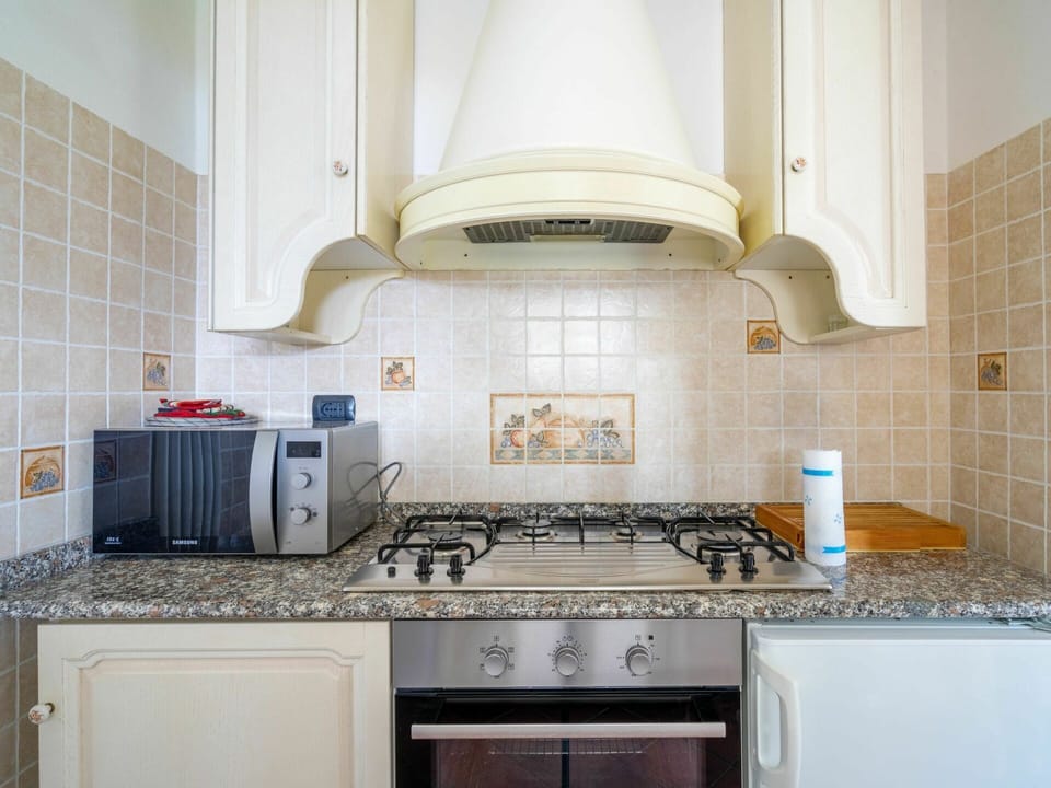 Cabinetry, Countertop, Property, Building, Kitchen, Kitchen Stove, Gas Stove, Cooktop, Interior Design, Flooring